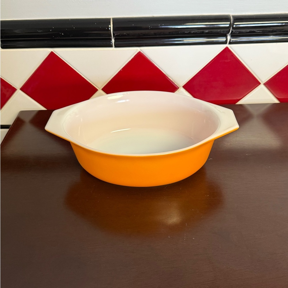 Vintage Pyrex Orange Oval 1 1/2 qt casserole dish. 043 - Picture 2 of 13